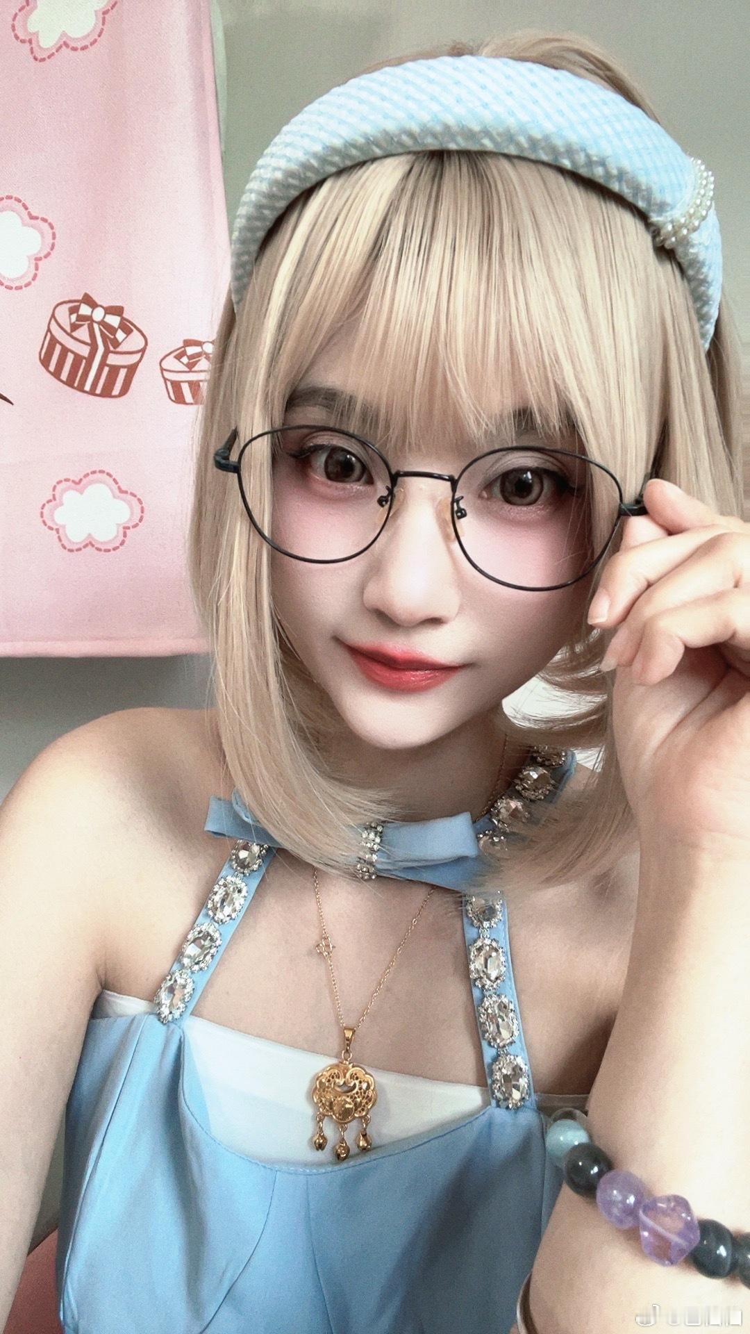 女子称1662元吊带裙挂脖断裂险走光1622金属链的吊带裙👗，仙仙想都不敢想很