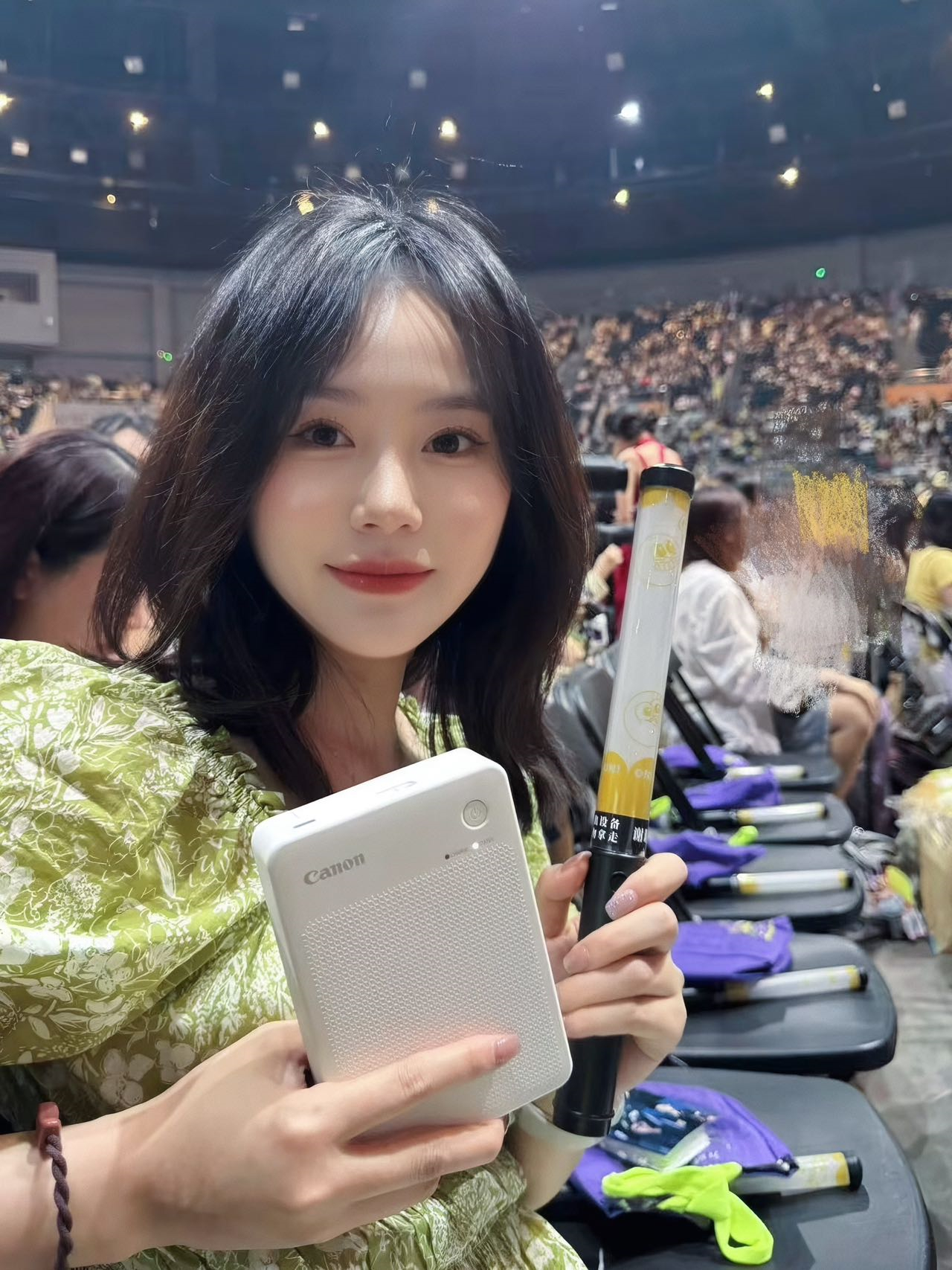 谁懂啊，家人们！在黄子弘凡演唱会现场，刚用手机拍到绝美舞姿，马上用炫飞QX20变
