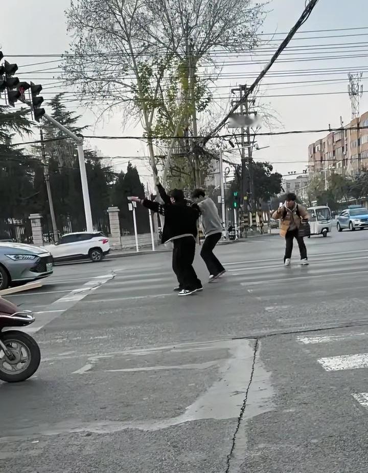 想出名想疯了
现在的年轻人真“癫”
三名男生在人行横道跳舞
还有一位在旁边拍摄