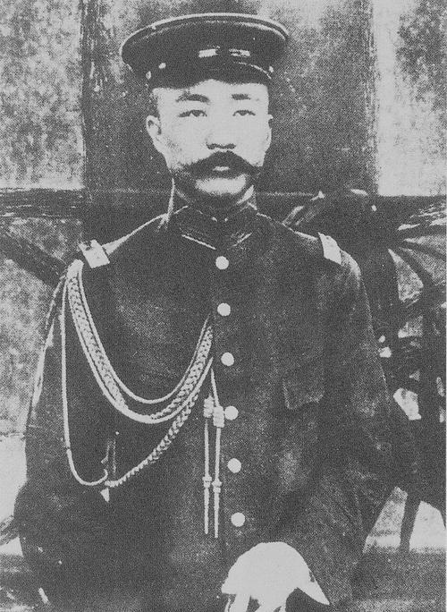 1956年，逃到美国后的马鸿逵在私人公寓内，挺着腐败的大肚子，享受着小姨太给他做