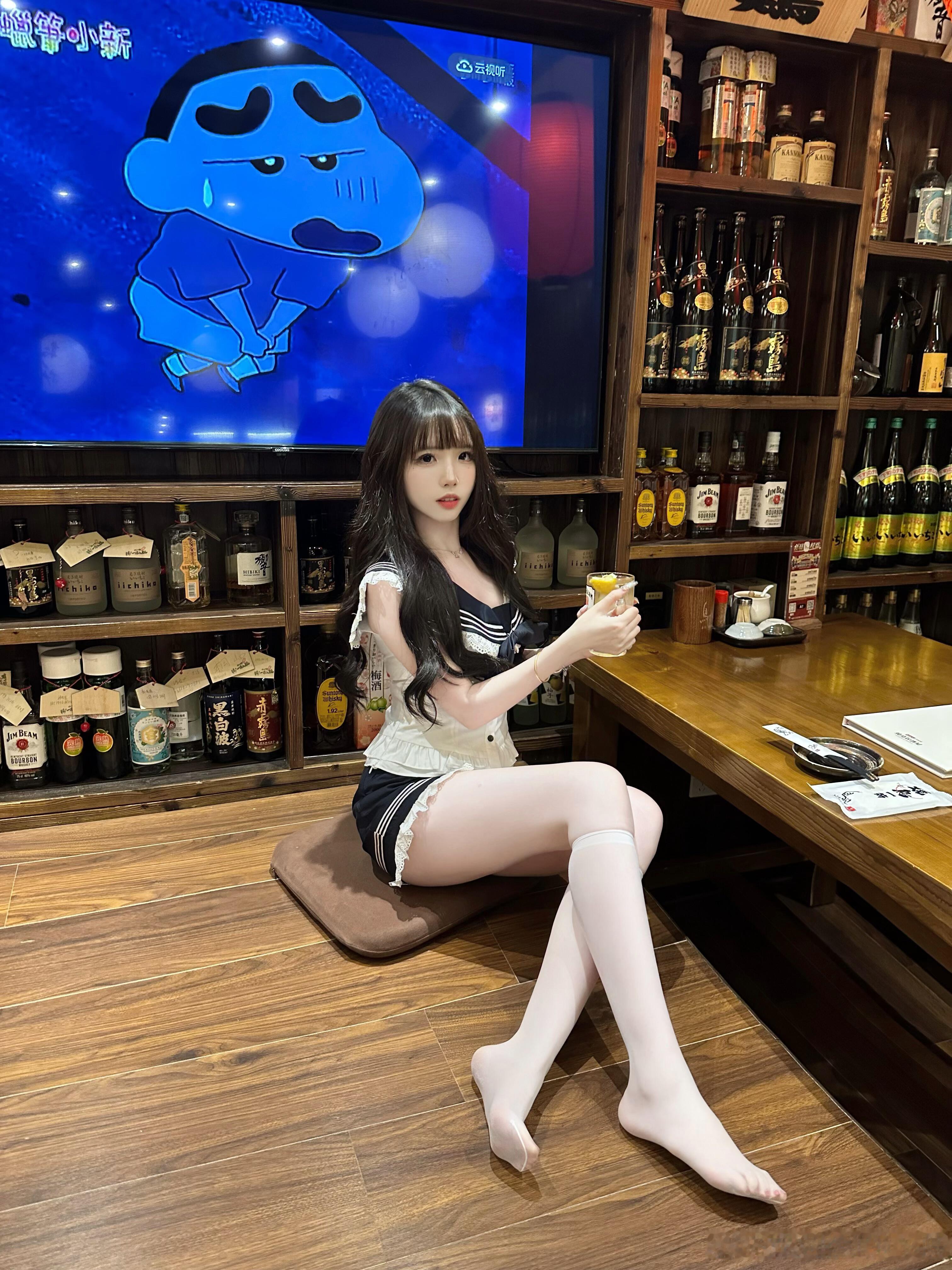 吃日料要脱鞋，露出丝袜小jiojio~ ​​​