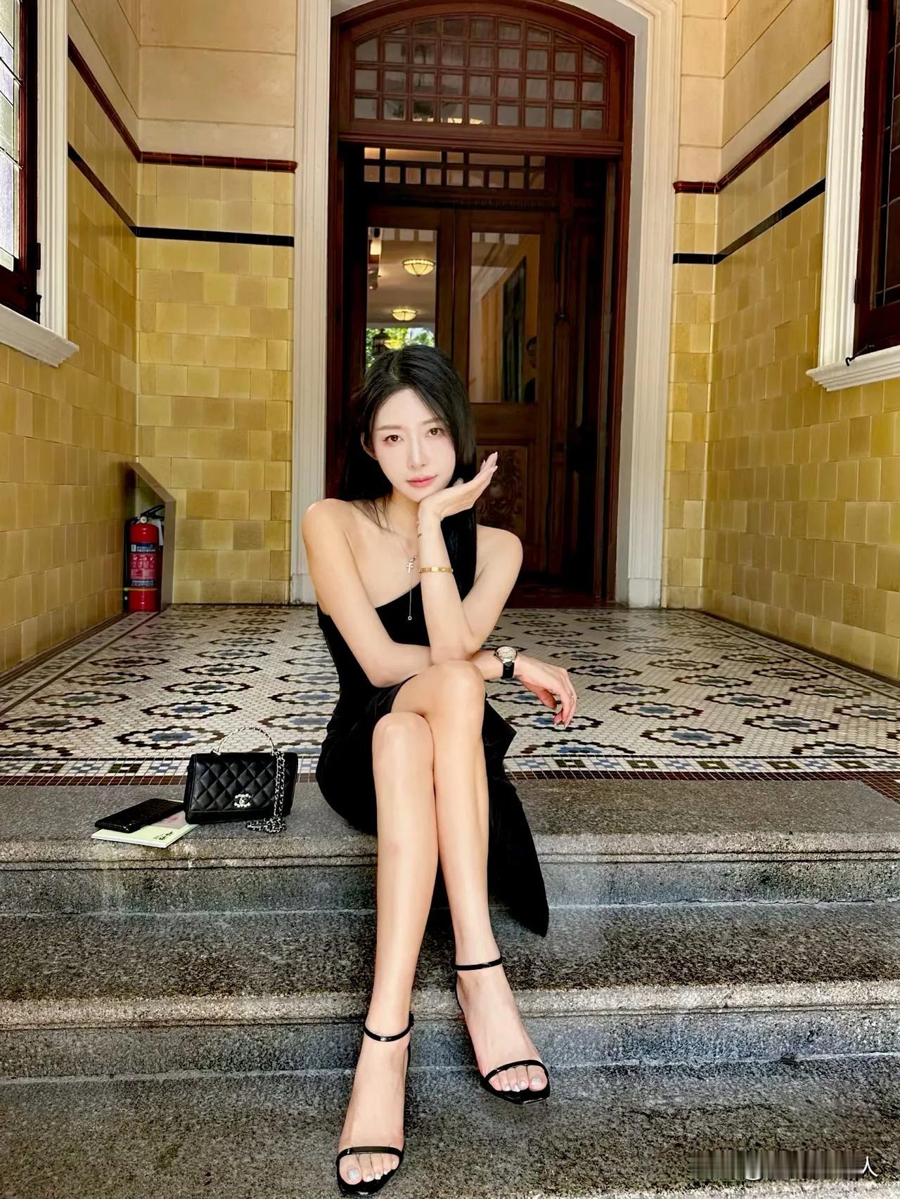 青丝绕身舞，性感妩媚娇。#靓女倩影分享#