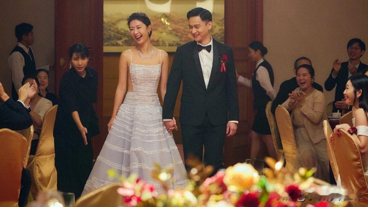 为什么结婚要在酒店同时办两场婚礼？
因为新郎来自一个离异家庭，爸妈关系水火不容。