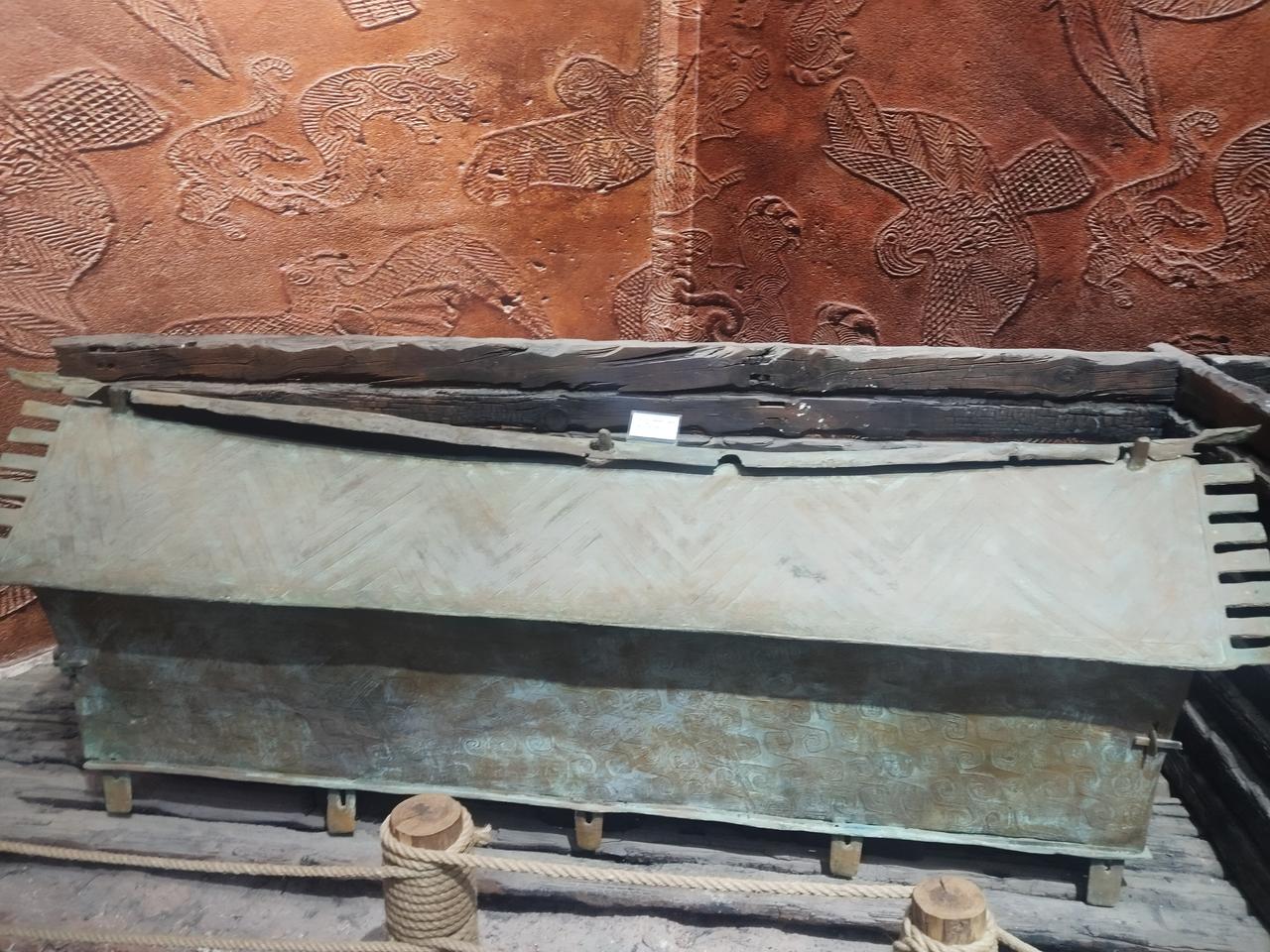 据说，这是云南出土的战国时期铜棺，但是怎么看着都觉得这棺材躺不下一个正常的成年人