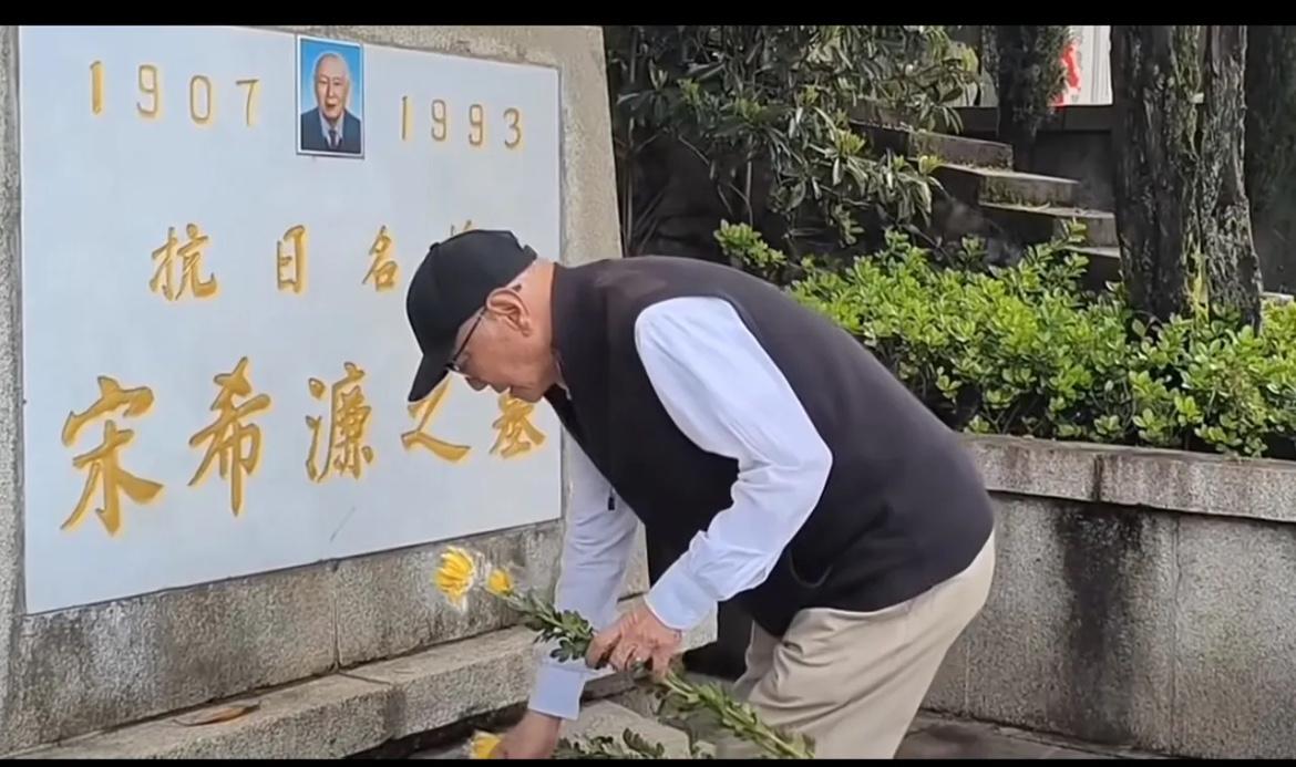 2012年，宋希濂之子宋锦蓉从美来到长沙，专程来到父亲墓前祭奠时的一幕，他在墓前