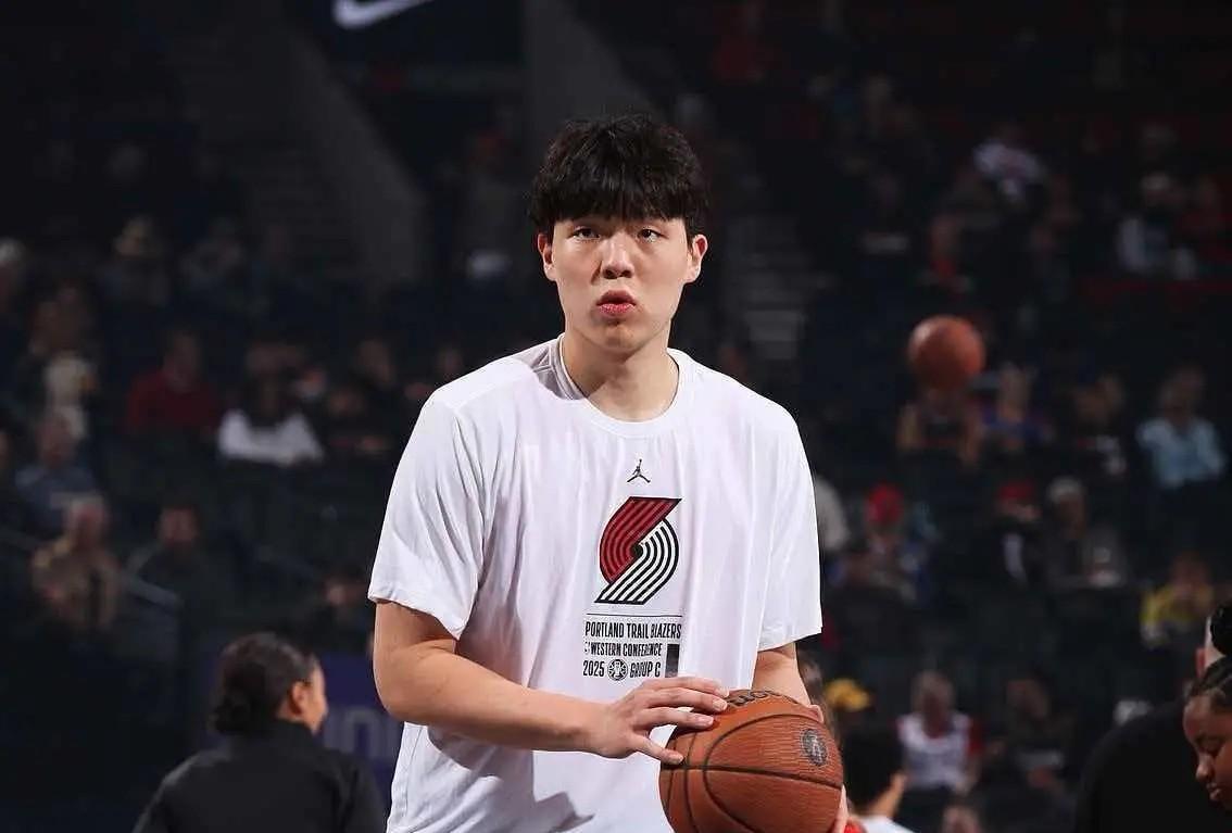 咱球队的小杨被召回啦！他下放发展联盟那会儿，表现可真叫人惊艳。就俩比赛，他场均1