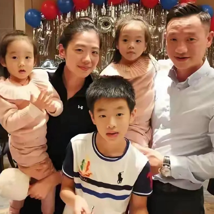 45岁杨威蜗居香港2万月租的“鸽子笼"刺痛奥运冠军杨威——45岁的他带着儿子、岳