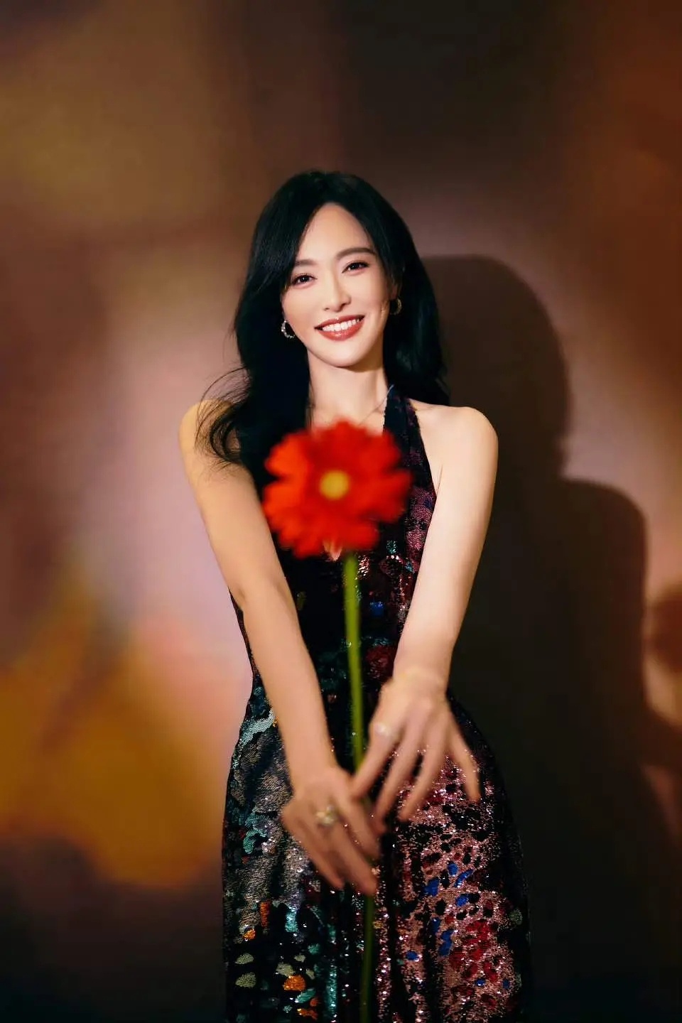 感觉唐嫣瘦了许多 