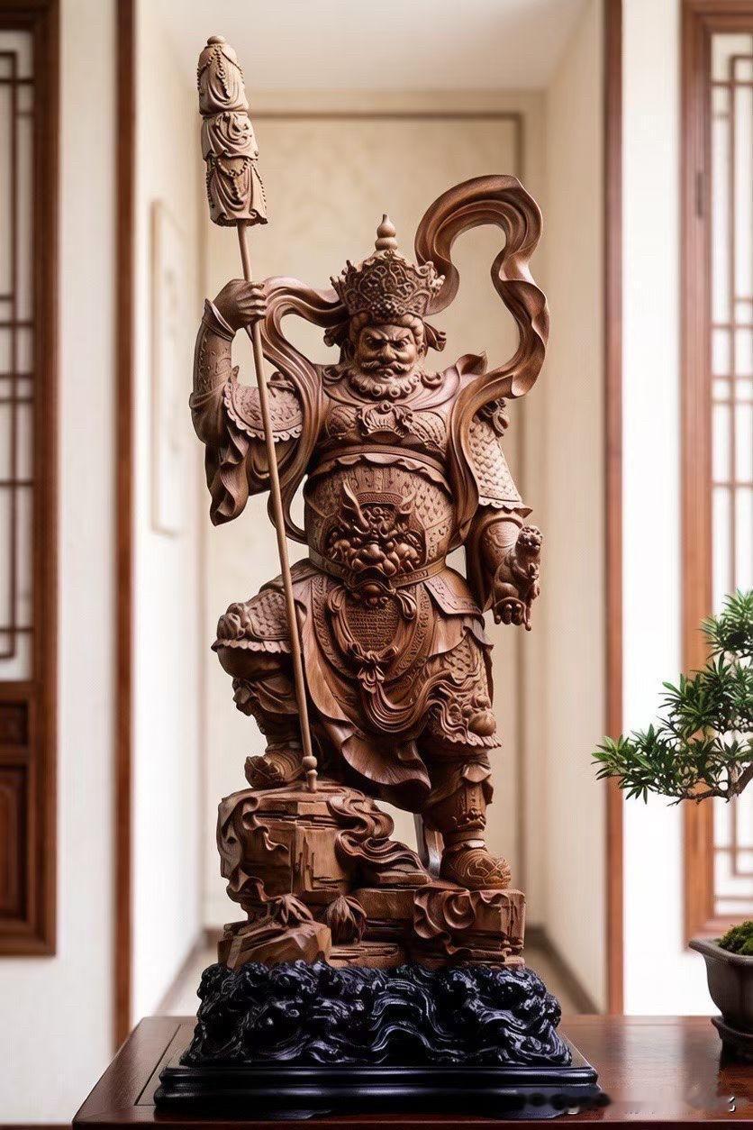 老山檀香｜财宝天王

有些作品，是“看威”；
有些，是“看稳”。

这一尊，两者