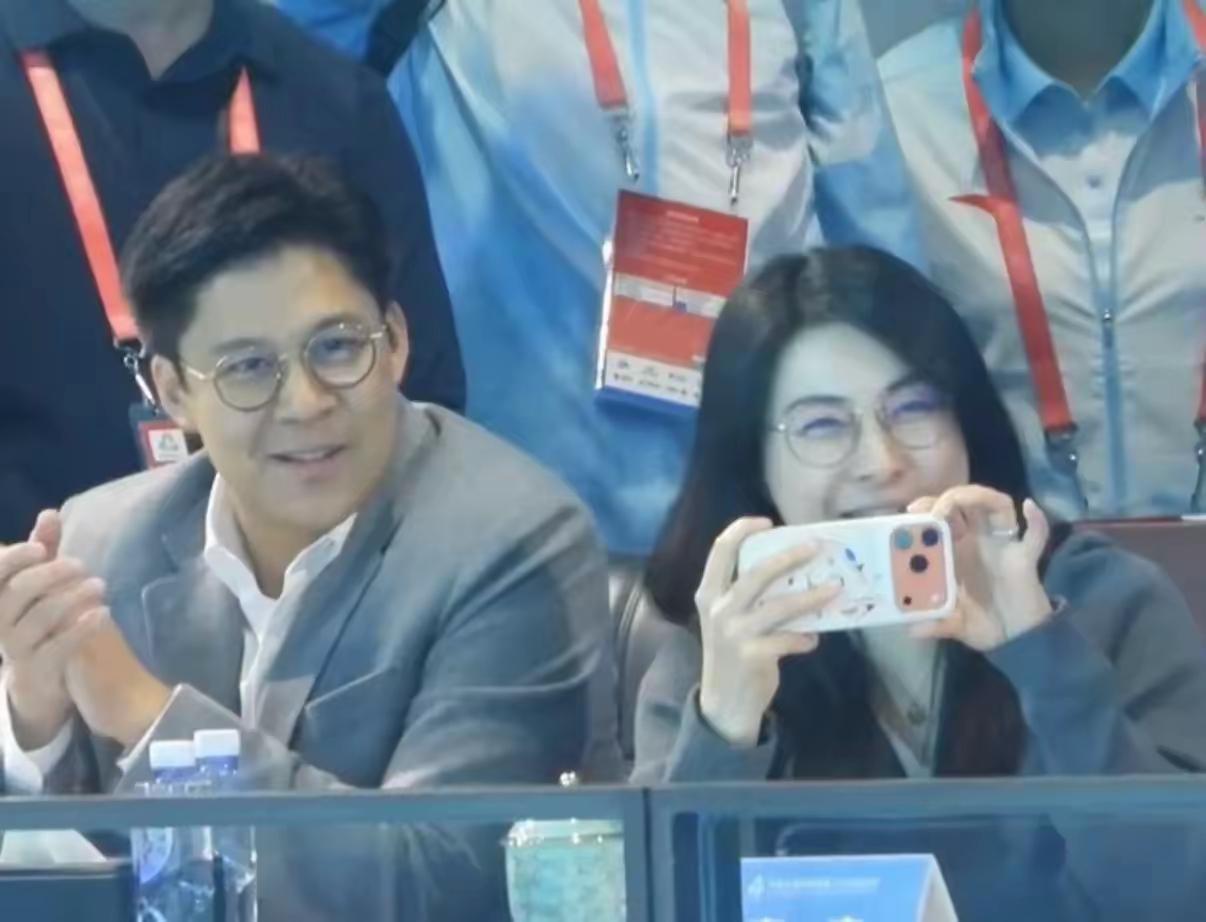 他们俩有钱又恩爱，但其实过得未必有表面这么好。每次看到他们俩一起同框的时候，脑海