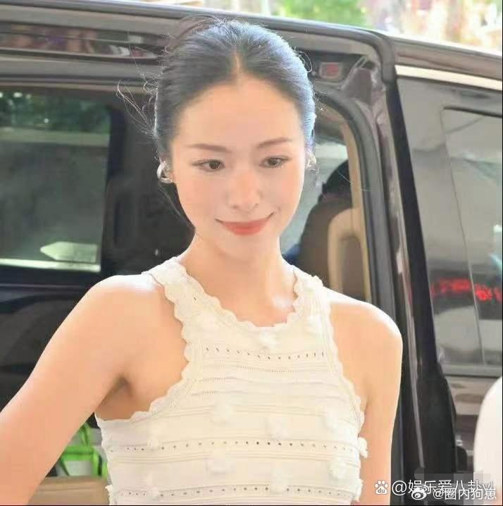 江一燕换了全新风格，整体氛围感亮眼又出众 