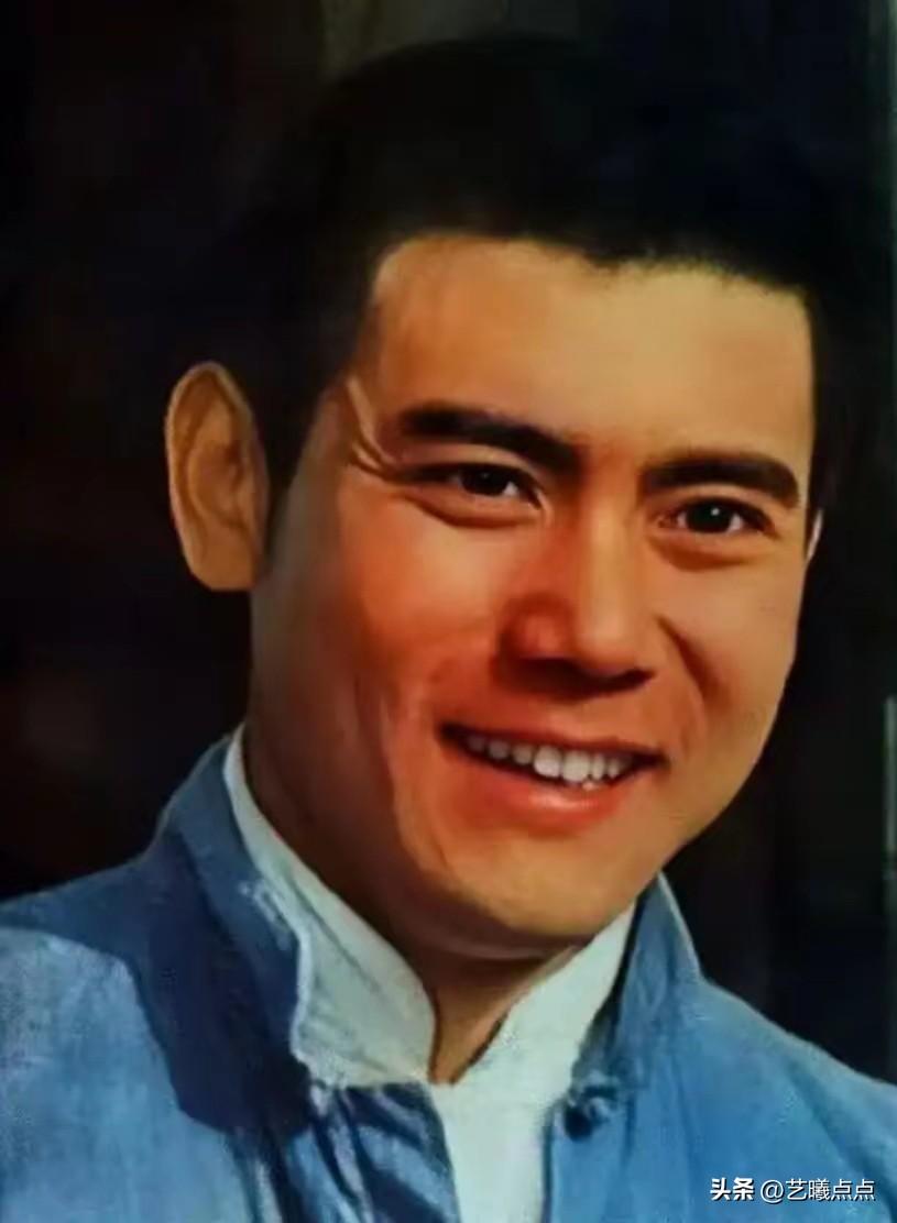 这是上世纪七十年代中期一部热门影片的男主角，一张标准的国字脸，浓眉大眼，英气逼人