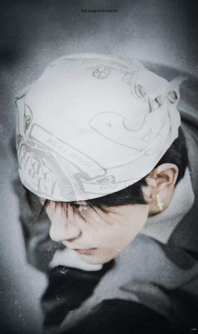 易烊千玺易烊千玺戴头巾太好品了📸镜头定格氛围感名场面，复古氛围感浓厚，每一帧构