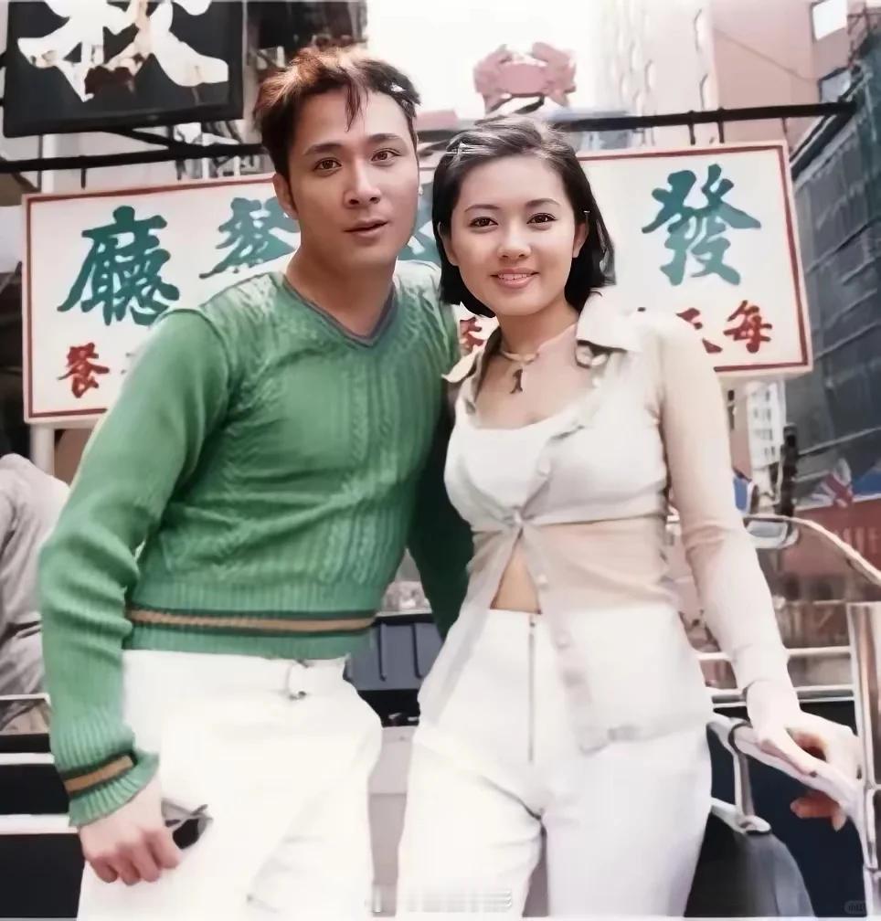 这张照片拍摄于1996年，吴镇宇与李丽珍年轻时的留影旧照。 