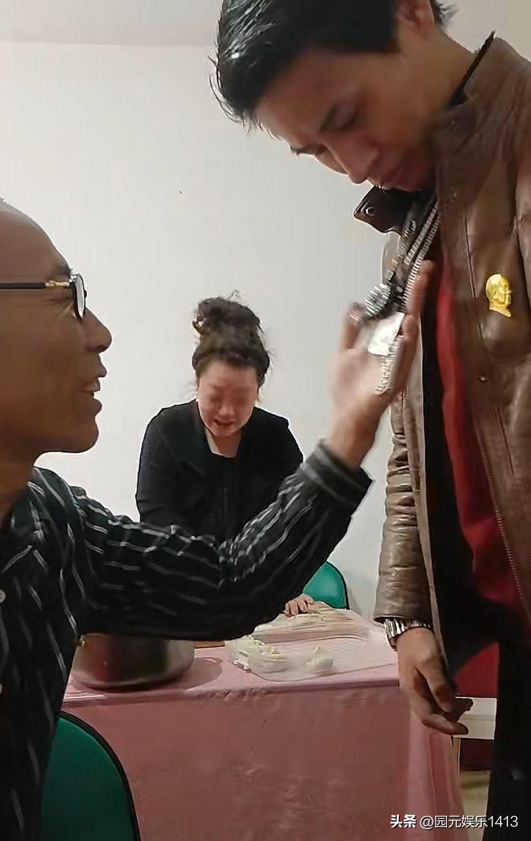 张云鹏今天都要去北京，然后明天坐飞机。
      今天爸爸直播，直播人气非常旺