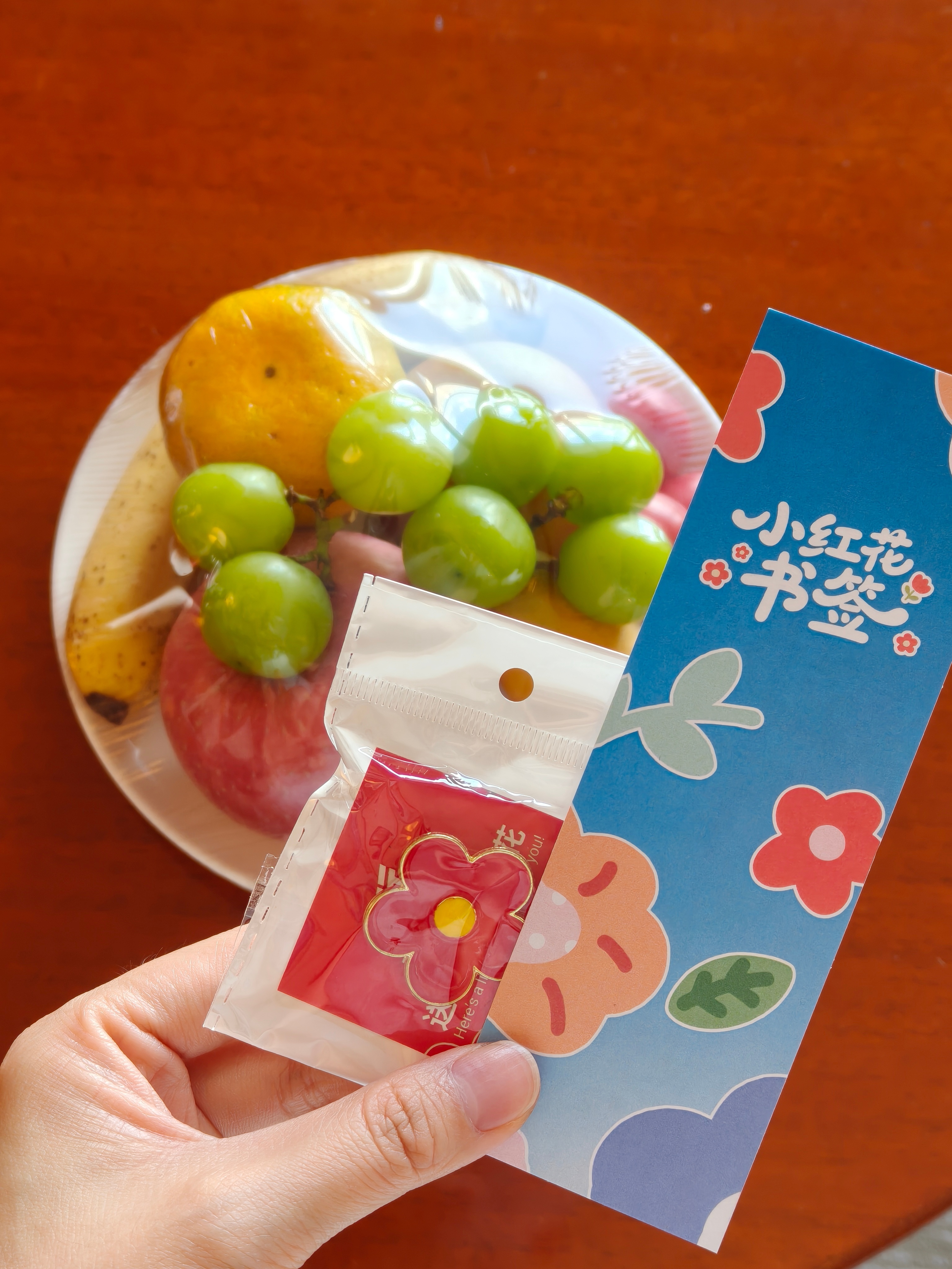 被同事说饿了这不会务组就来送水果了[害羞] ​​​