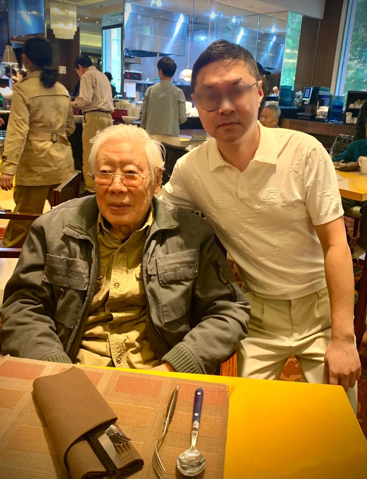 焦晃老爷子终于传来好消息，不必过分担心，他的状态好得很。
11月5号，有网友分享