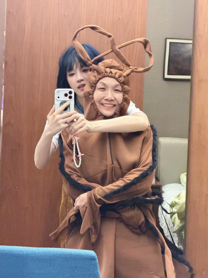 黄灿灿和妈妈蟑螂服合照妈妈这身蟑螂服又搞笑又可爱，母女俩玩得好开心 ​​​