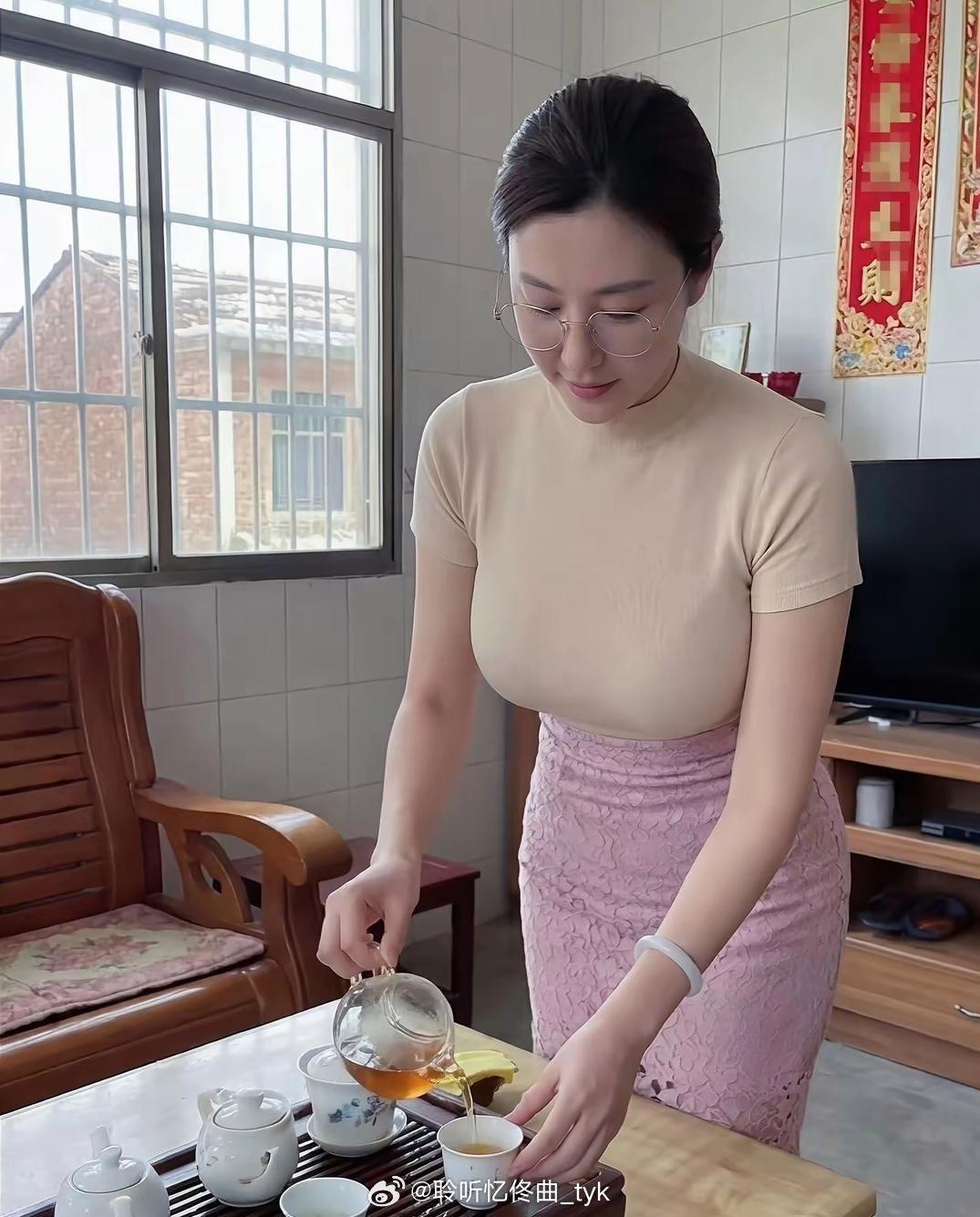 中年人的三大爱好，喝茶，听曲儿。
对于中年人来说，上有老，下有小，中间还背负着沉