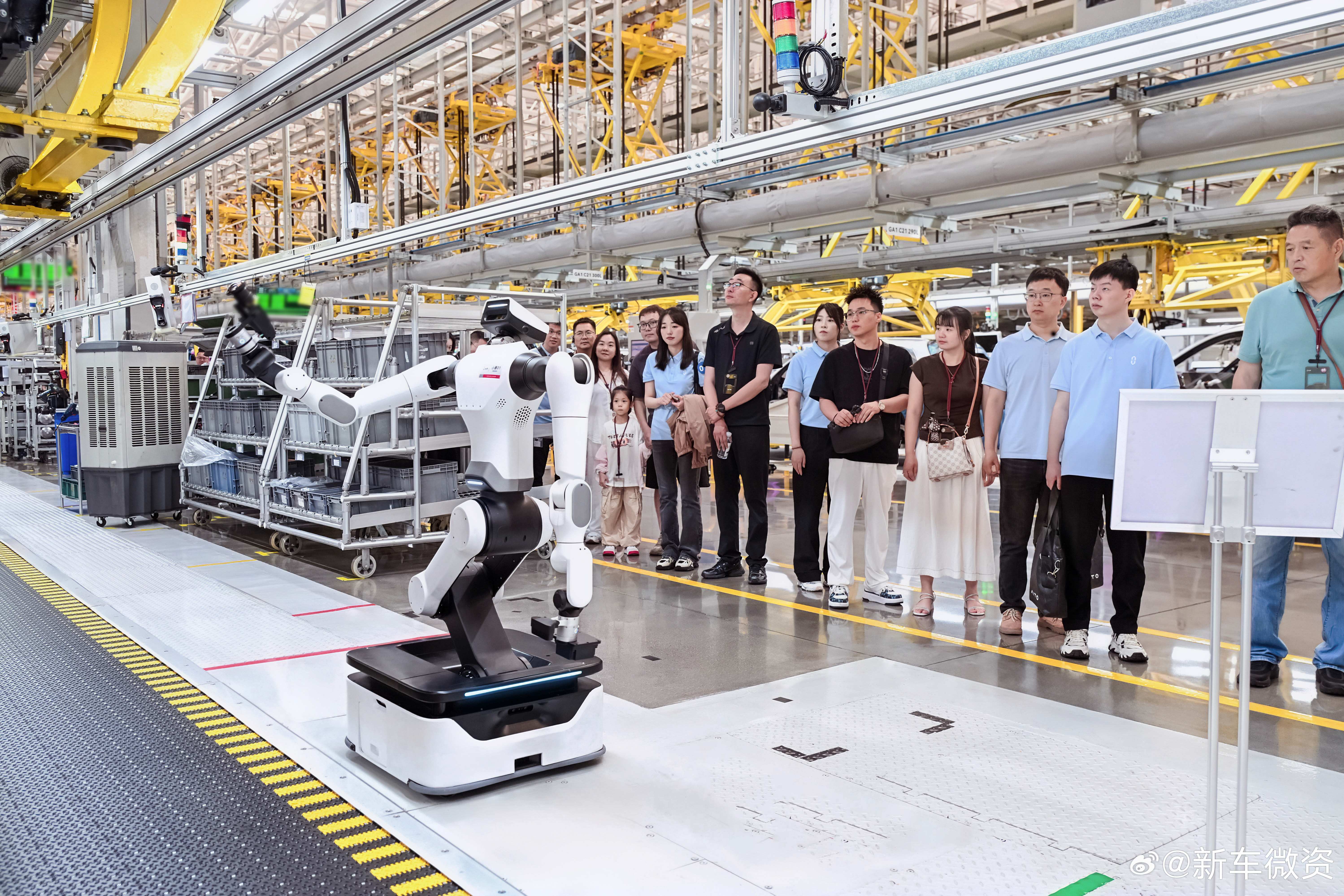 6月13日全新一代问界M9全国首交在重庆赛力斯超级工厂圆满落幕。期间问界开放智造