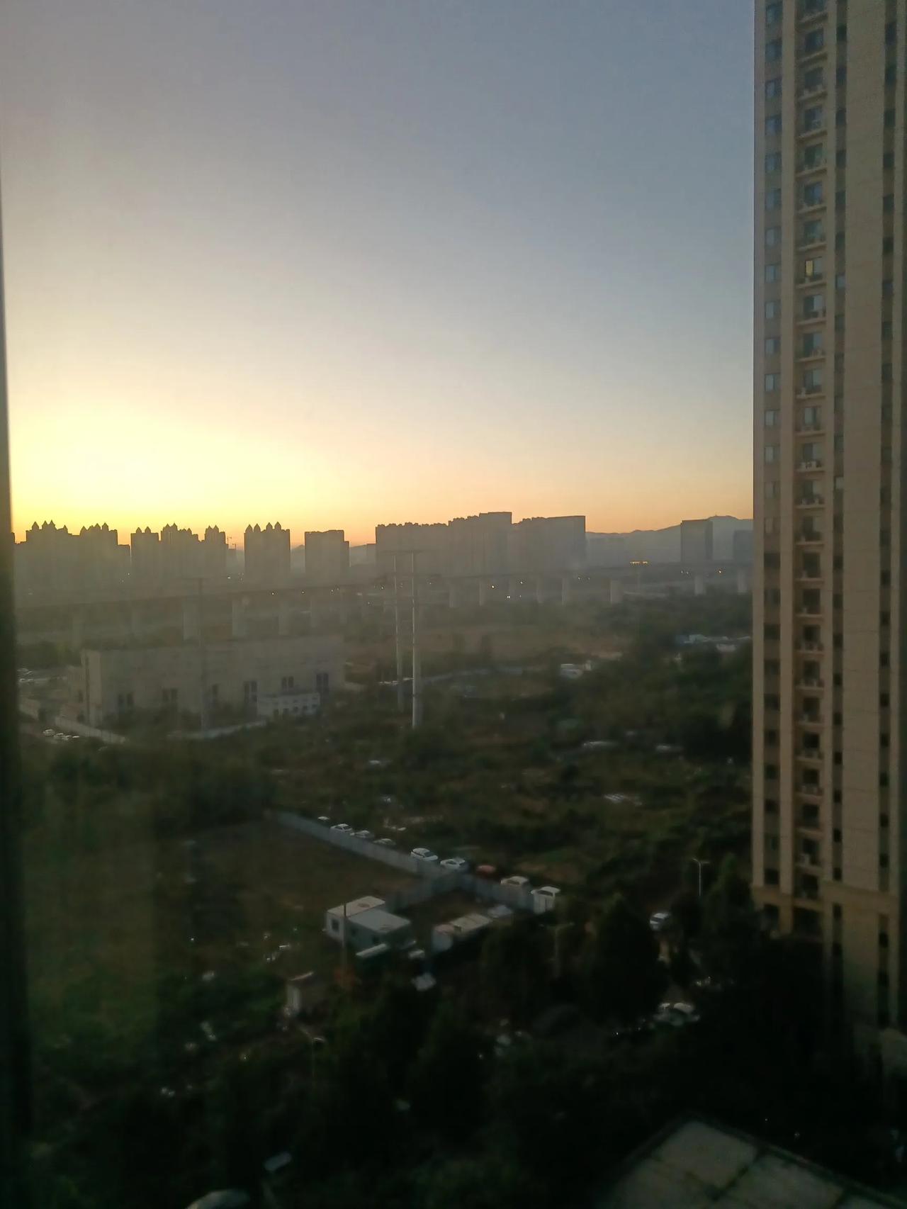 点点繁星，东方微红，
爷青回，
阅尽千帆，归来仍是少年，
继续下一个征程，达到别