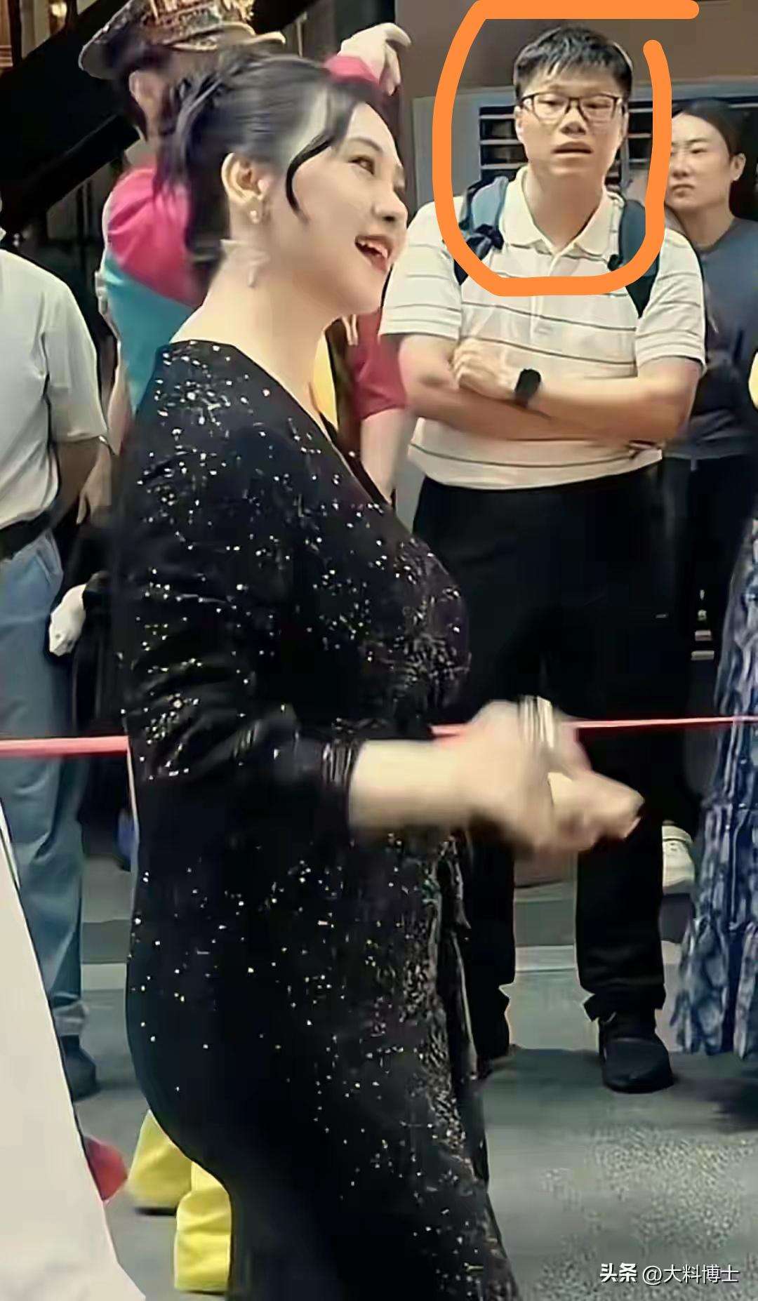 被迷的神魂颠倒是什么样子？
就是大兄弟这个样子
今天晚上百分百是要失眠了[捂脸]