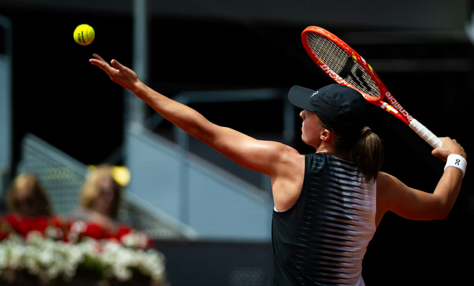 马德里赛第三轮，斯瓦泰克6-7(4)/6-2/0-3落后于广网冠军李吉妮时，中途