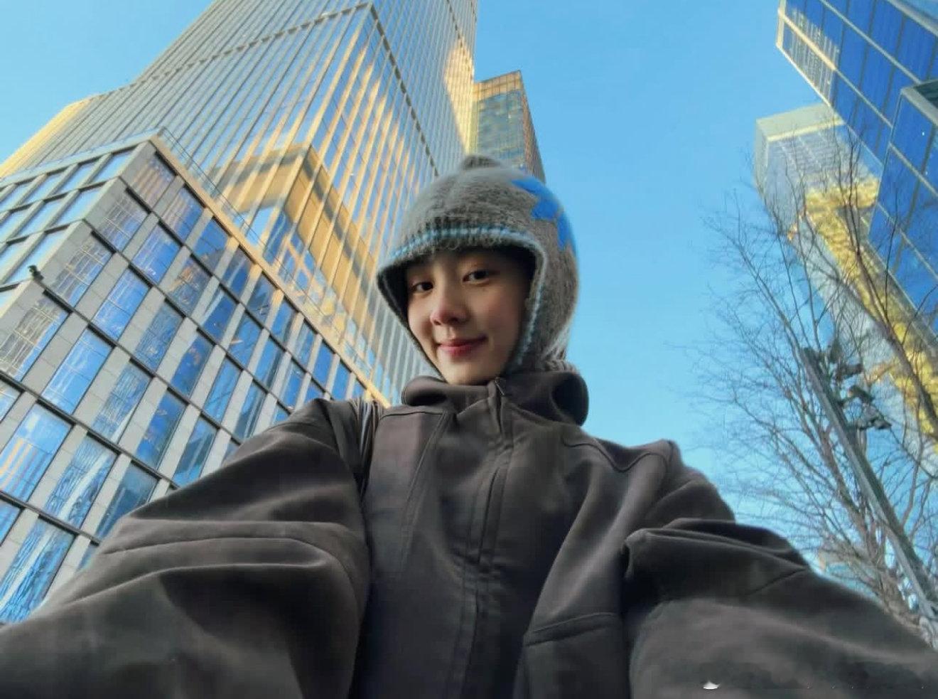 黄多多ins晒近照 黄多多ins晒近照，特别文艺的小女孩！黄多多分享日常照