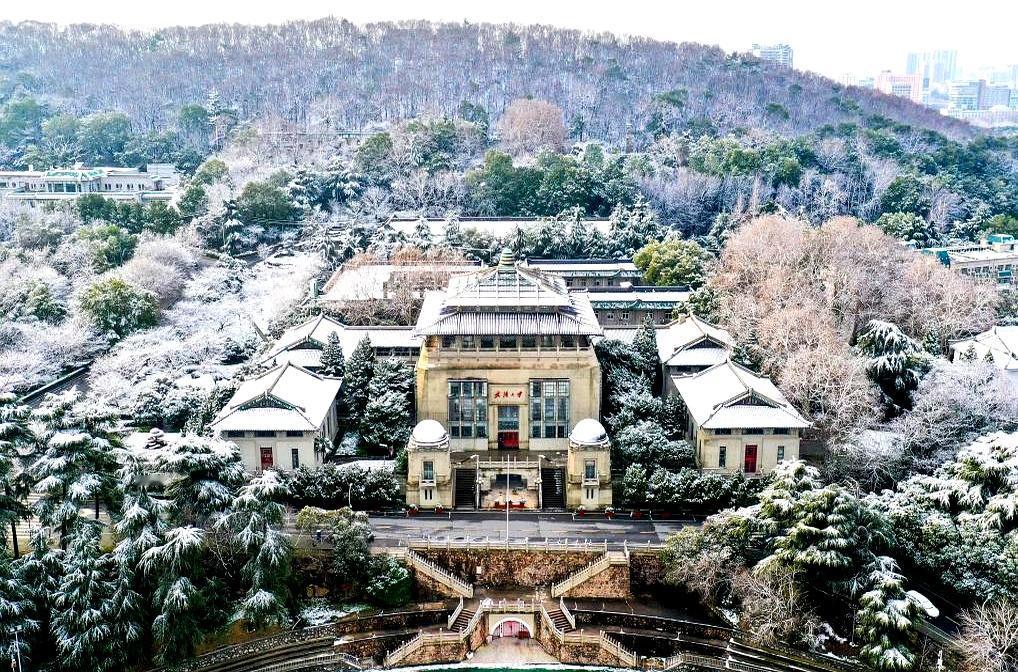 同一个省读大学，毕业5年后同学聚会，差距能有多大？
看看湖北的武大和华师就知道了