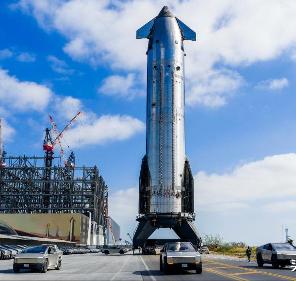 有没有人好奇，星舰的舰身为什么一面黑一面白呢？
看过了很多星舰舰体的照片，发现星