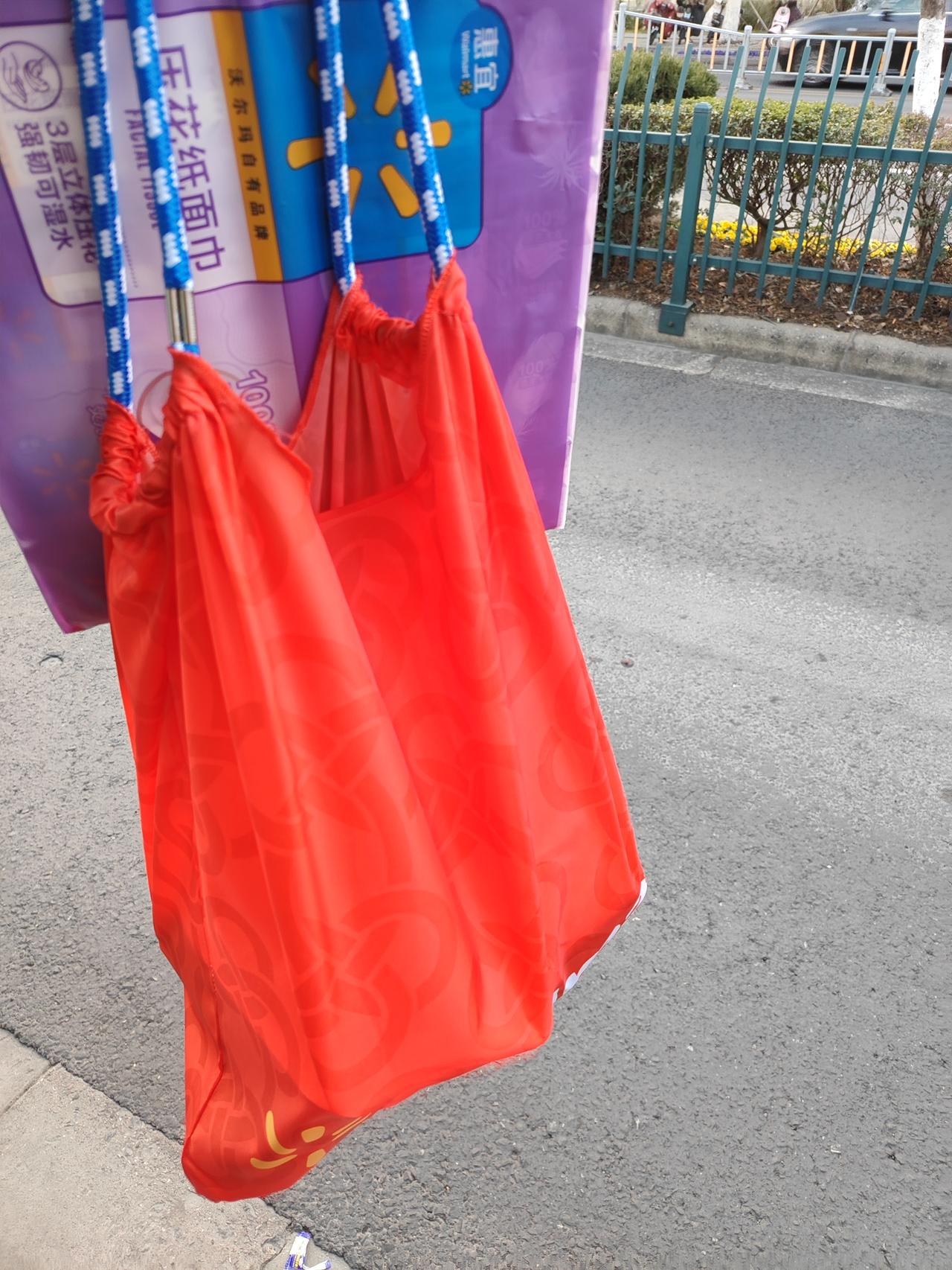 下午去附近超市购物，他们的工作人员，推荐我下载超市专用app，然后扫码注册，送一