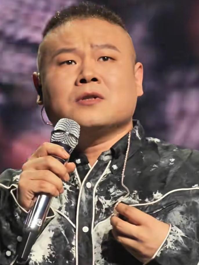 岳云鹏演唱会又圆满成功了！昨天岳云鹏在成都开演唱会，1万多人的体育馆，人山人海，