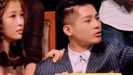 E哥的这个笑容好熟悉啊
方小宝和李莲花闹翻了之后，方小宝当众指责李莲花是假神医，