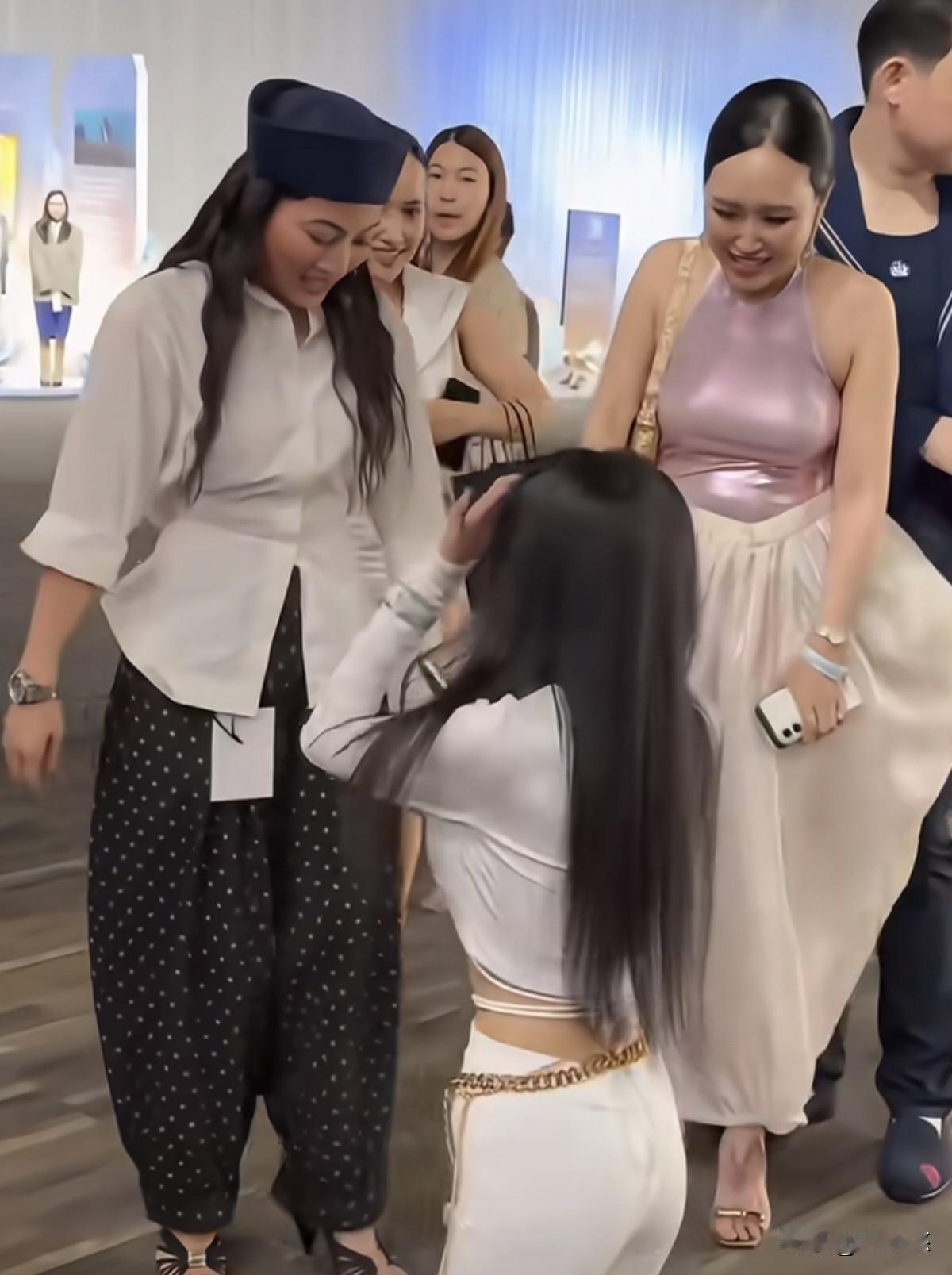 泰国王室以后能不能穿古装啊？
看她们穿着现代装和高跟鞋跪拜，感觉好违和啊，哪哪儿