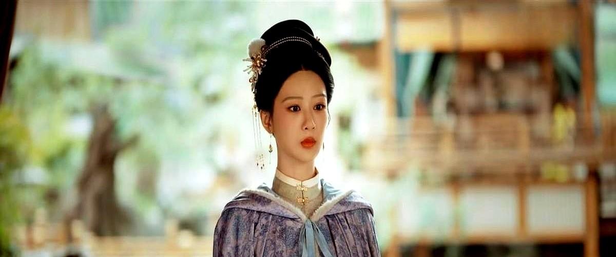 杨紫新剧《家业》开播就炸了，央视和爱奇艺同步上线，热度直接破亿。

李家墨坊倒了