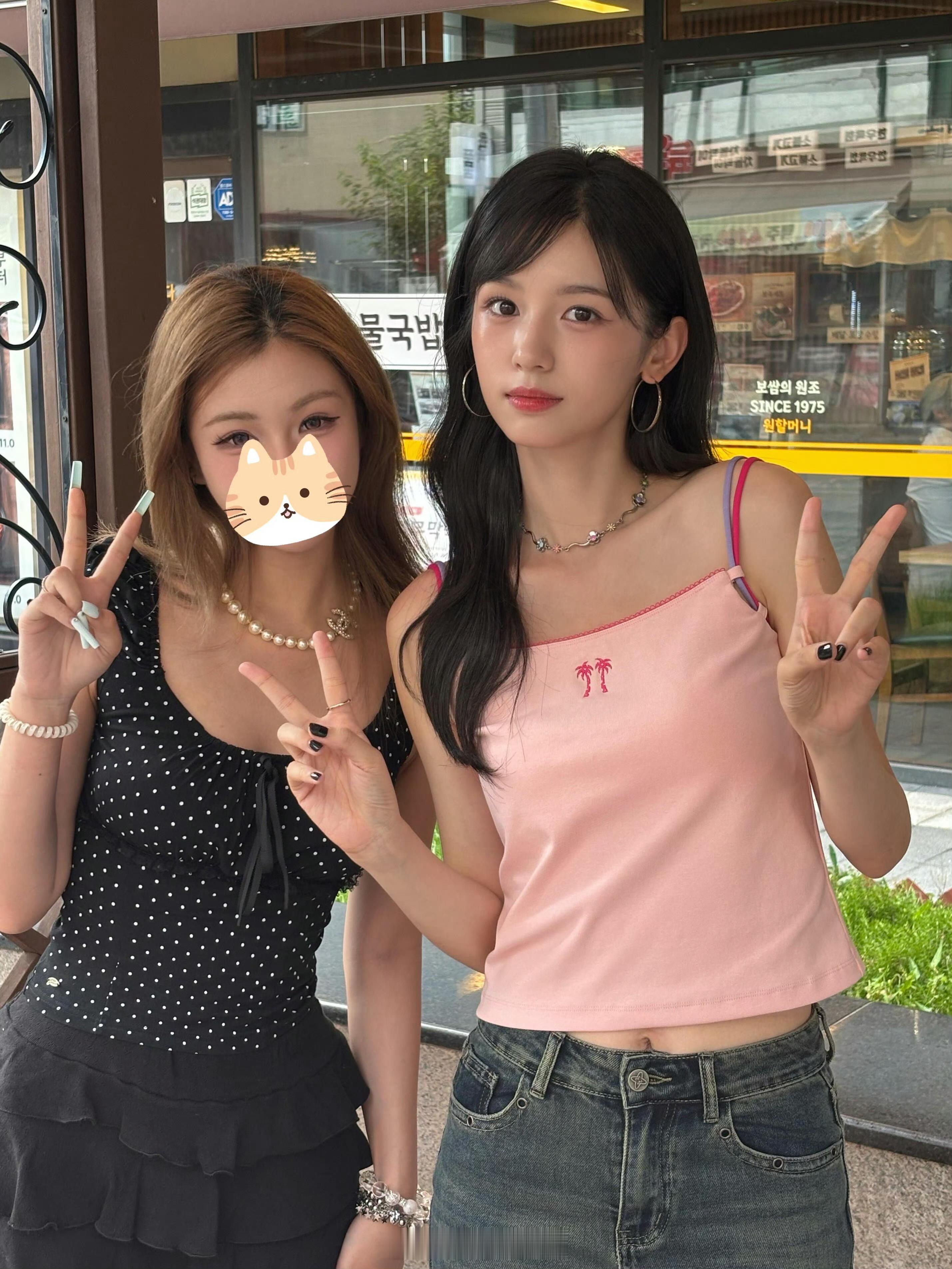 首尔偶遇周也网友分享在韩国偶遇！！！今天是草莓味儿的也子🍓这个周也真是太美了[