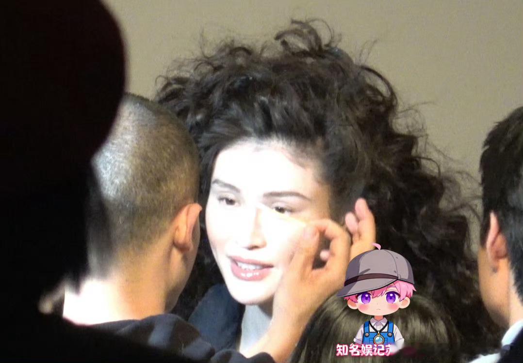 何穗复工状态绝了！凌乱爆炸头搭配夸张耳饰，丝毫看不出刚经历完产后！这松弛感真的让