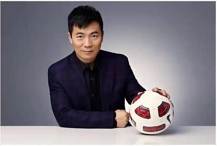 说白了，黄健翔这波操作就是典型的“拉一个打一个”。他花几分钟狠批韦世豪，又猛夸国