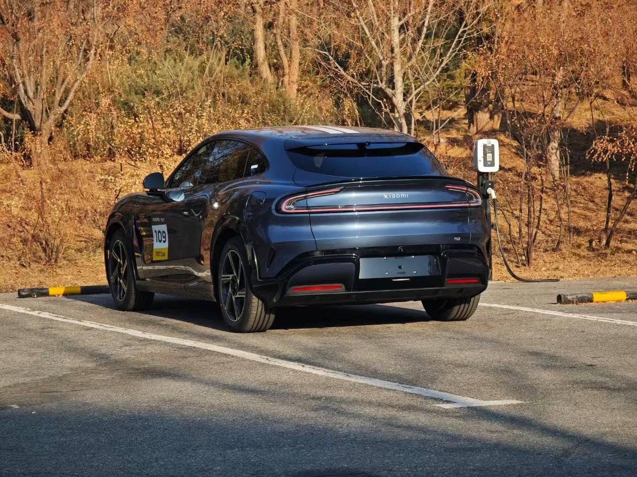 小米YU7路试小米YU7实车，帅不？[吐舌]