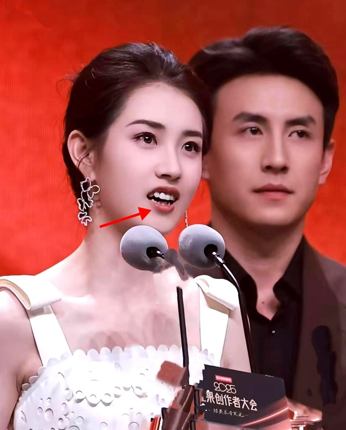 短剧顶流郭雨欣，

有人把她从优越的脸型看到大背头的造型，最后目光就落在了她那口