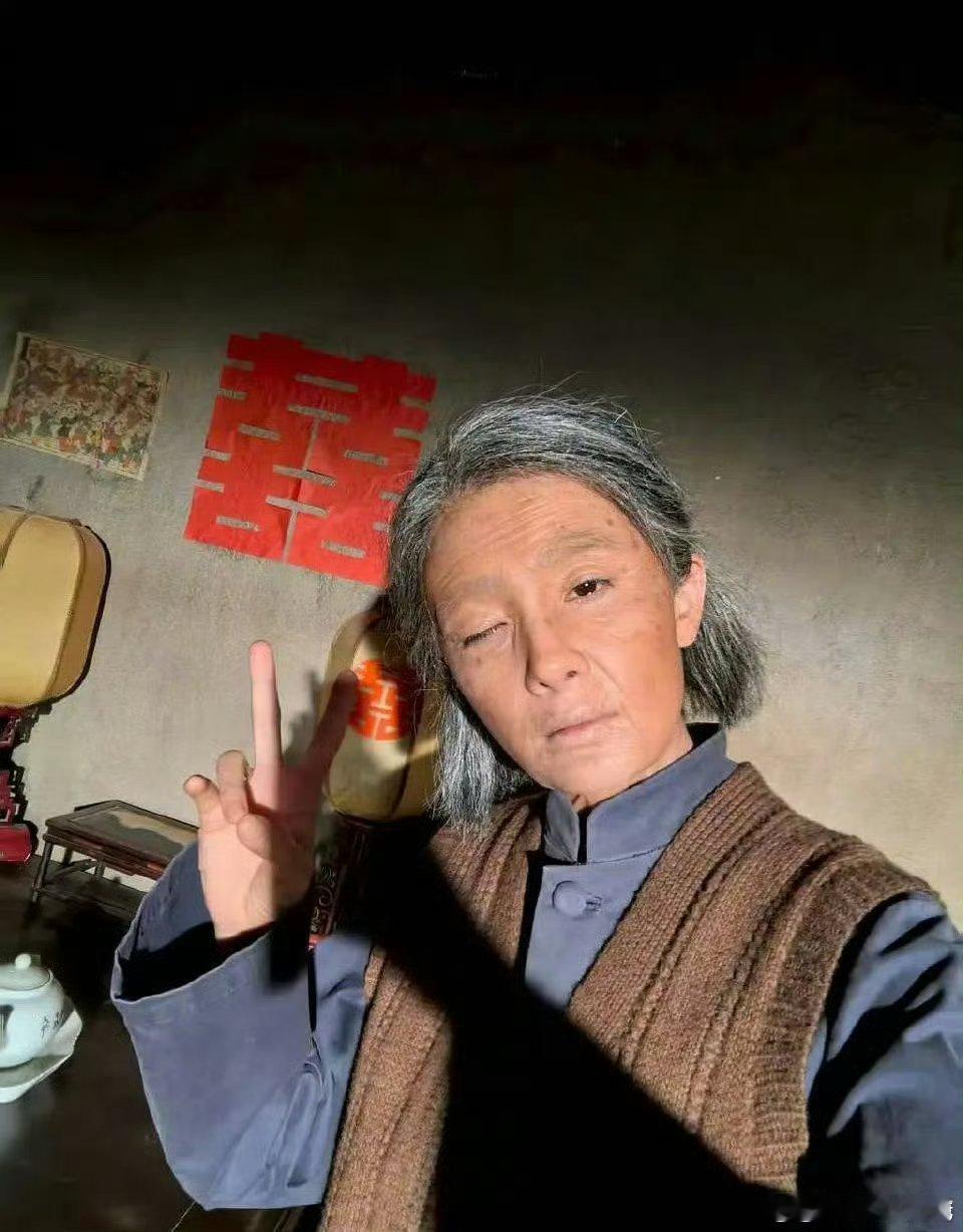 杨幂是老了也会拍照比剪刀手wink的老太太一枚[允悲]好可爱[哇] ​​​