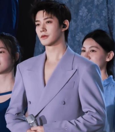 邓为五四晚会录制直拍 、邓为紫色西装很有韵味五四晚会最新路透！邓为紫色西装挺拔俊