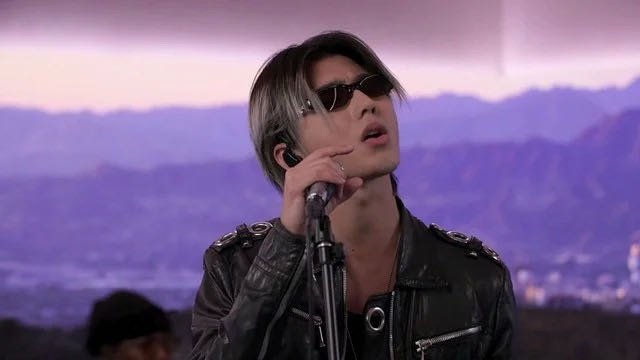Colder的live版中，两次feeling so cold～的长音都是细颤，