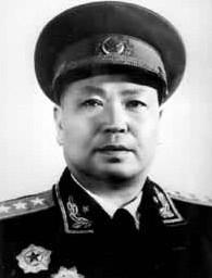 1941年皖南血战，九千人几乎全军覆没，傅秋涛却带着妻女神奇突围，更诡异的是，一