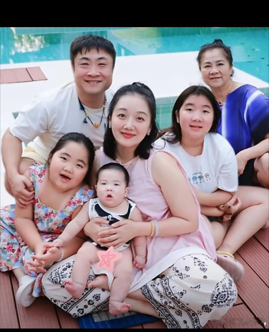 在手机上无意刷到乔杉去年发的媳妇孕期照片以及生完儿子的全家福！
只想说乔杉的基因