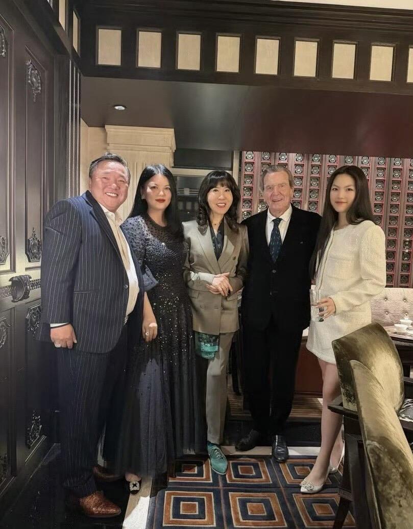 10月24日，李湘在社交平台晒出合影，配文欢迎德国前总理格哈德·施罗德及夫人到访