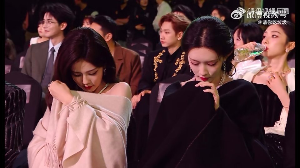 星光大赏内场 白鹿和孟子义这姿势，十有八九是在偷玩手机还有位偷玩手机的被镜头抓个