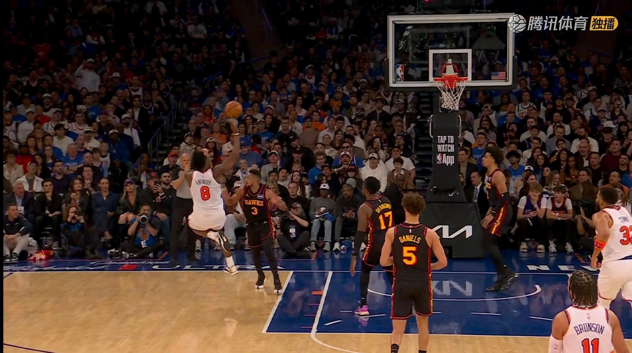 OG踩到CJ脚上崴脚，希望没事🙏🏻老鹰vs尼克斯