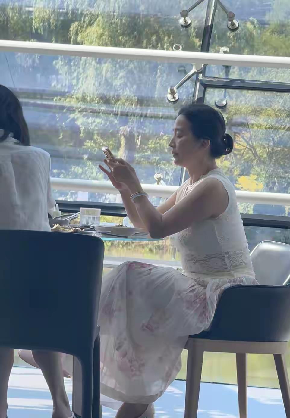 万万没想到，刘亦菲的妈妈，真是美人胚子一个。

刘亦菲的妈妈，叫刘晓莉，到了这个
