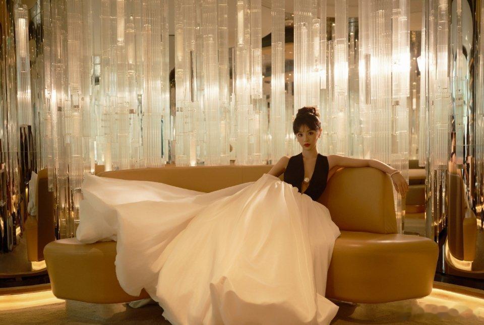 田曦薇[超话]  田曦薇内场怼脸镜头 我勒个豆，我都要流鼻血了～这也太性感了吧，